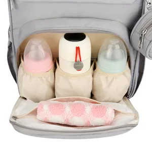 Sac à dos à langer gris montrant la poche avant isolée pour trois biberons de bébé