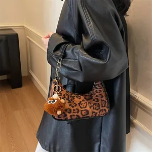 Sac croissant imprimé léopard avec breloque peluche et bandoulière en chaîne dorée