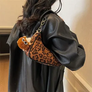 Sac hobo croissant à motif léopard avec chaîne dorée et pendentif peluche pour femme
