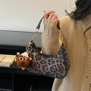 Sac hobo imprimé léopard avec bandoulière chaîne dorée et pendentif en peluche