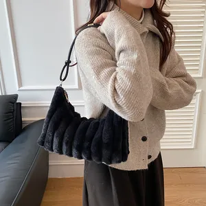 Sac à épaule hobo en fausse fourrure noire avec texture plissée élégante pour l'hiver