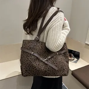 Grand sac cabas à imprimé léopard avec bandoulières en cuir dans un cadre intérieur