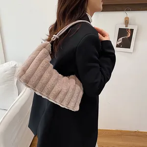 Sac bandoulière d'hiver en peluche beige avec motif matelassé vertical et nœuds