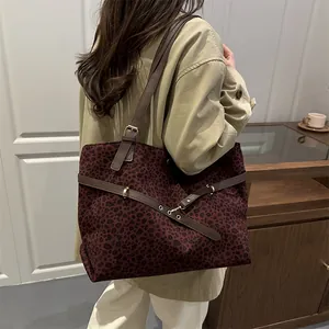 Sac fourre-tout rétro à motif léopard avec bandoulières en cuir porté par un mannequin