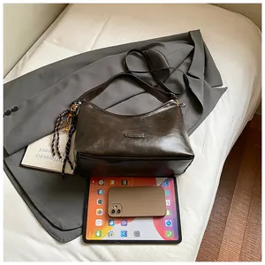 Détail du grand sac cabas rétro marron foncé montré avec iPad pour la capacité