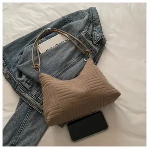Détail du sac vintage avec texture brique géométrique et fines bretelles rondes