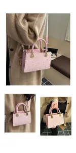 Detail van roze crossbodytas met sterrenprint en gevlochten handvat op beige jas