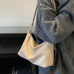 Sac bandoulière chic blanc cassé en forme de dumpling avec bandoulière en cuir nouée
