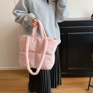 Sac fourre-tout matelassé rose chic avec coutures en grille et doubles bandoulières