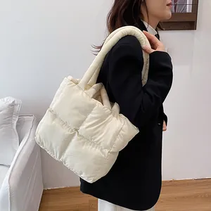 Sac fourre-tout matelassé beige minimaliste avec motif à carreaux et poignées souples