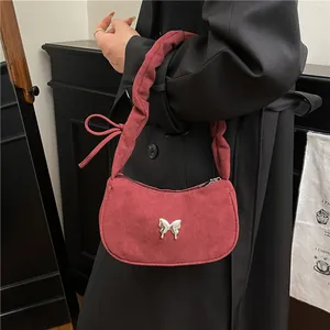 Sac bandoulière en daim rouge foncé avec boucle papillon argentée et bandoulière plissée