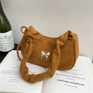 Sac Sous le Bras en Imitation Daim pour Femmes Avec Accent Métallique Papillon Bandoulière Plissée Sac Hobo Rétro