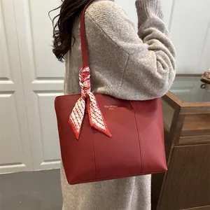 Grand sac cabas rouge en similicuir avec foulard en soie décoratif pour femme