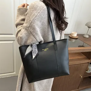 Grand sac cabas en cuir noir avec foulard en soie décoratif et lettrage doré