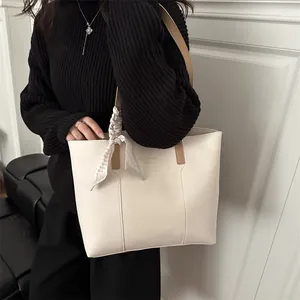 Grand sac cabas beige avec lanières marron et détail élégant de foulard en soie