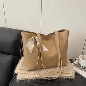 Sac Cabas en Cuir PU Grande Capacité pour Femmes Avec Décor Foulard en Soie Sac Bandoulière Élégant Lettre Dorée Main Décontracté