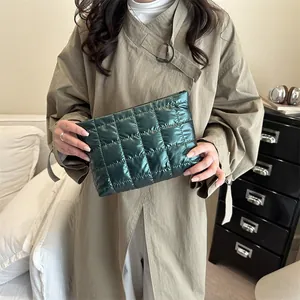 Borsa a mano trapuntata verde scuro in nylon lucido con consistenza morbida