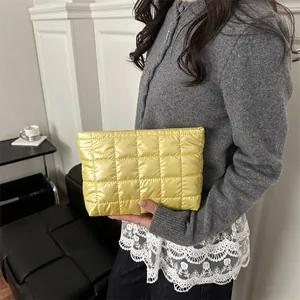 Elegante borsa clutch gialla trapuntata da donna con morbida trama in nylon pieghettato