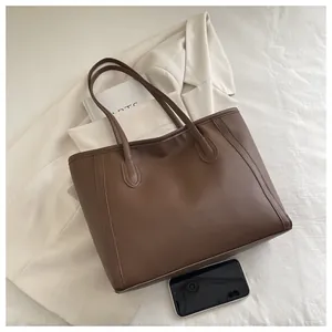 Détails du grand sac cabas vintage marron, idéal pour les déplacements quotidiens