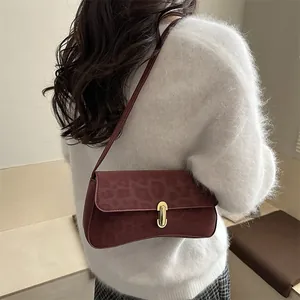 Sac sous le bras en daim bordeaux avec motif léopard et boucle dorée élégante