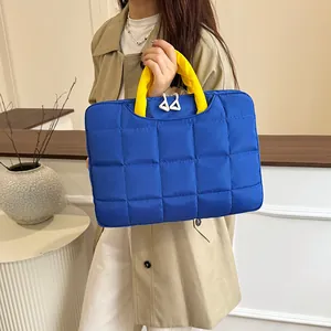 Bolso de hombro acolchado azul marino con asas amarillas en contraste mujer