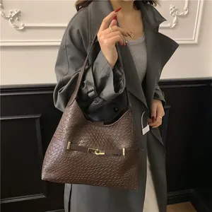 Sac à épaule vintage marron avec gaufrage crocodile et boucle dorée pour l'hiver
