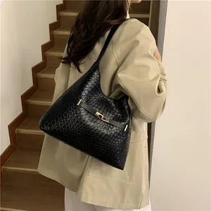 Sac hobo noir tressé chic avec boucle dorée pour femmes élégantes et modernes