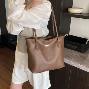 Sac fourre-tout minimaliste en cuir marron grainé avec de fines doubles bandoulières