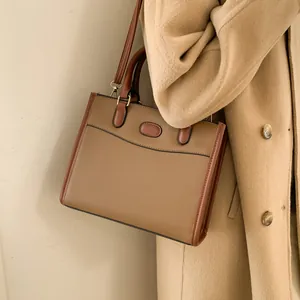 Grand sac fourre-tout d'hiver avec bordure marron et bandoulière réglable pratique