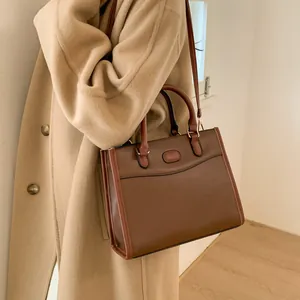 Grand sac cabas chic en cuir marron avec passepoil contrasté pour femme élégante