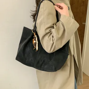 Große schwarze Wildleder-Shopper-Tasche für Damen mit Vintage-Holzperlenanhänger und Gurt