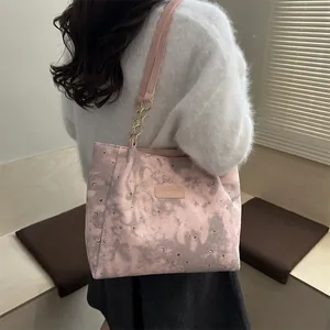 Niche pink star pattern tote bag with leather gold chain strap for daily commute