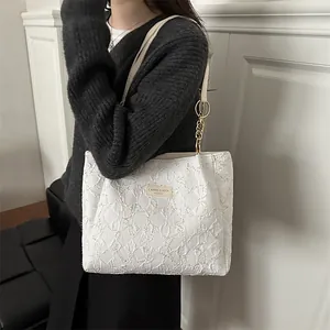 Grand sac fourre-tout blanc pour femme avec détails en chaîne dorée, idéal pour les cours ou le bureau