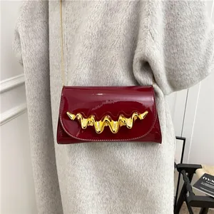 Modische weinrote Lackleder-Umhängetasche mit goldener Wellenschnalle und eleganter Kette