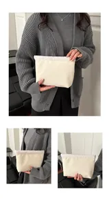 Detail van minimalistische crèmekleurige clutch met kunstleer en witte lamswol afwerking