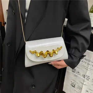 Elegante weiße Lackleder-Schultertasche mit goldener Wellenverzierung und Kette