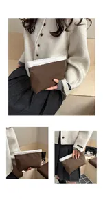 Detail van de rand van imitatiewol en bruin leer op de stijlvolle crossbody emmer-tas