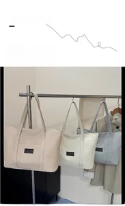 Vue détaillée des grands sacs cabas en coton et lin en coloris kaki, beige et gris