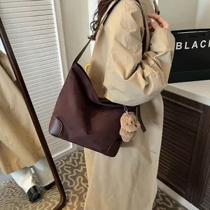 Sac fourre-tout chic marron foncé en daim avec lanières en cuir et breloque ours peluche