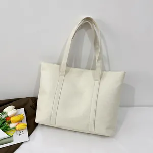 Détails de la texture en lin et des poignées renforcées sur le grand sac cabas