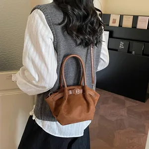 Borsa a secchiello vintage in pelle scamosciata marrone con fibbia e pieghe