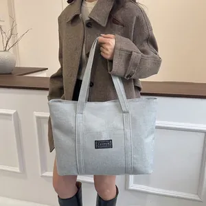 Grand sac fourre-tout en coton et lin gris clair avec étiquette mode pour le quotidien