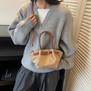 Borsa a secchiello opaca minimalista kaki con manici e tracolla in pelle marrone