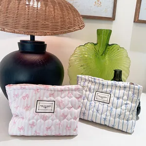 Beauty case in cotone trapuntato con fiocco floreale e strisce rosa e azzurre