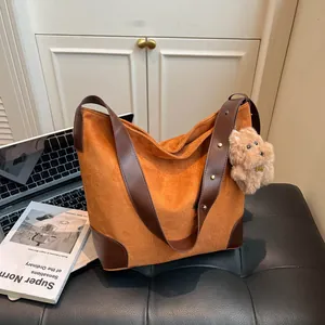 Sac à Épaule en Suédine Grande Capacité pour Femmes Sac Cabas Patchwork en Cuir Avec Pendentif Peluche Mode Minimaliste Vintage