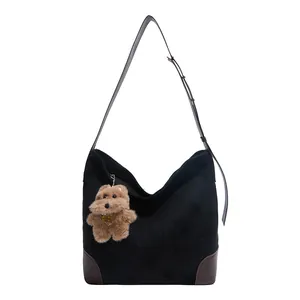 Sac fourre-tout noir en daim avec bandoulière en cuir marron et pendentif ours