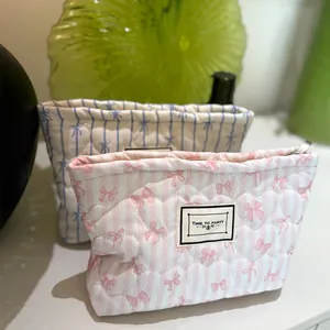 Borsa da trucco in tela trapuntata floreale con cuciture a cuore e fiocco decorativo