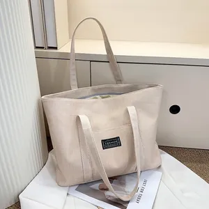 Détail du tissu épais en coton et lin du sac cabas avec étiquette de mode noire