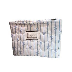 Borsa da trucco trapuntata in tela floreale con strisce blu e cuciture a cuore