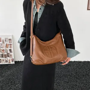 Sac fourre-tout vintage marron grande capacité avec bandoulière réglable et logo en relief